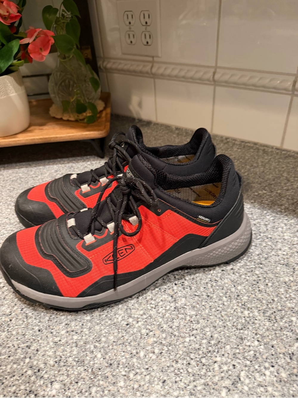 Keen Men's Red and Black Low-Top Sneakers Water Resistant Sz 13 - Picture 3 of 5